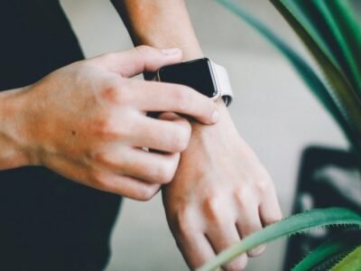 Hands fastening a smartwatch on a wrist, the kind of watch this guide checks for call support